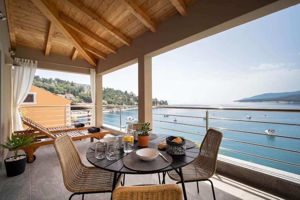 Seafront 2-Bedroom Apartment Nika - 라벡 외부 사진