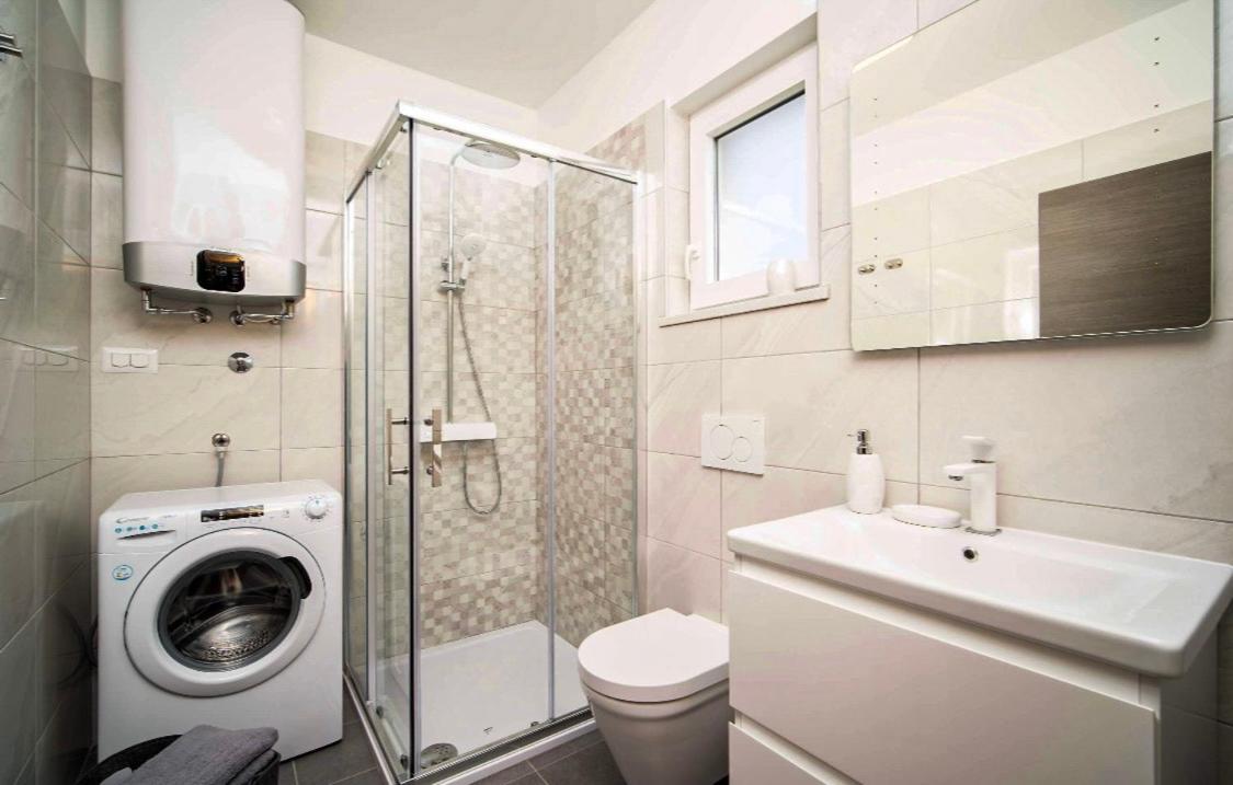 Seafront 2-Bedroom Apartment Nika - 라벡 외부 사진