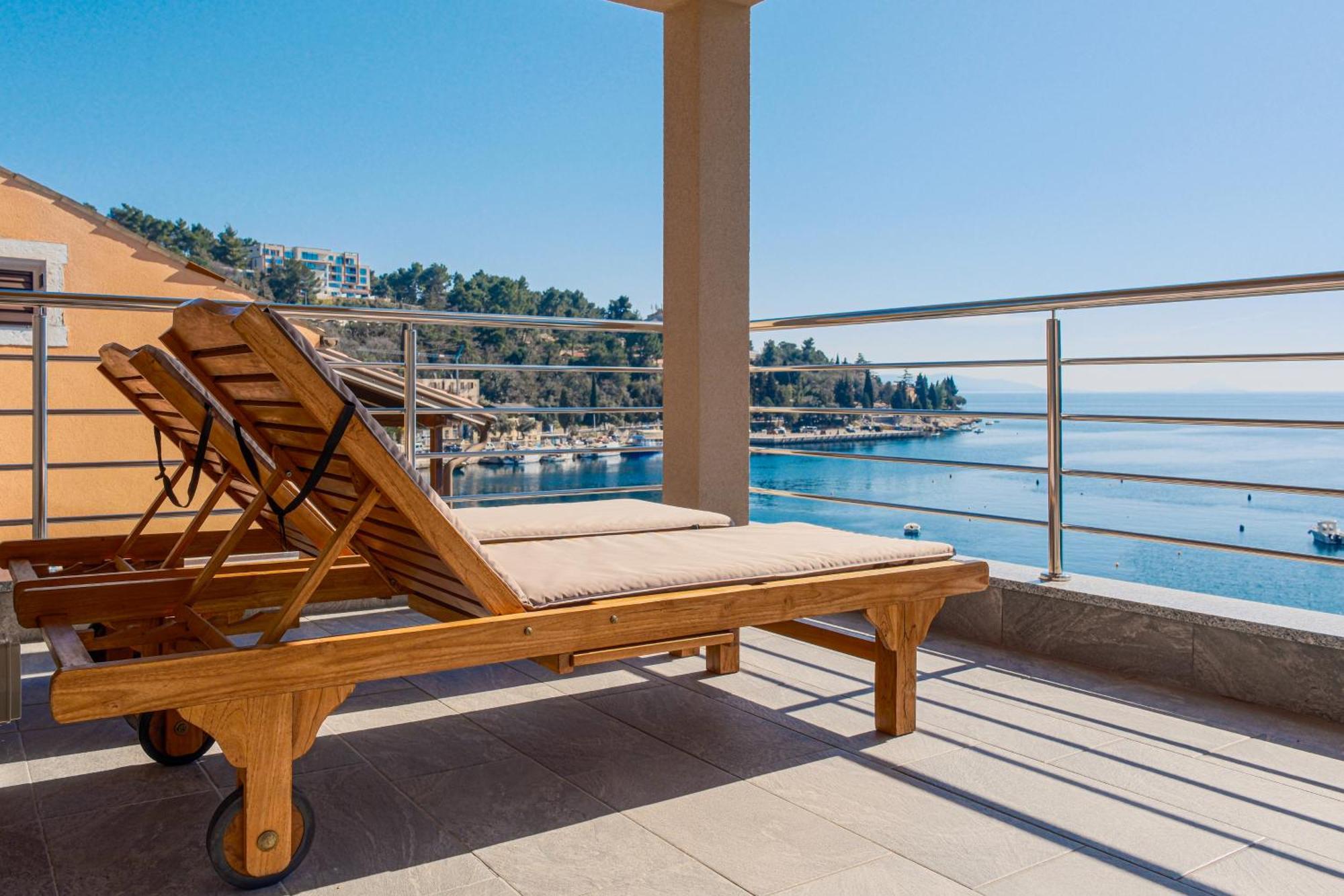 Seafront 2-Bedroom Apartment Nika - 라벡 외부 사진